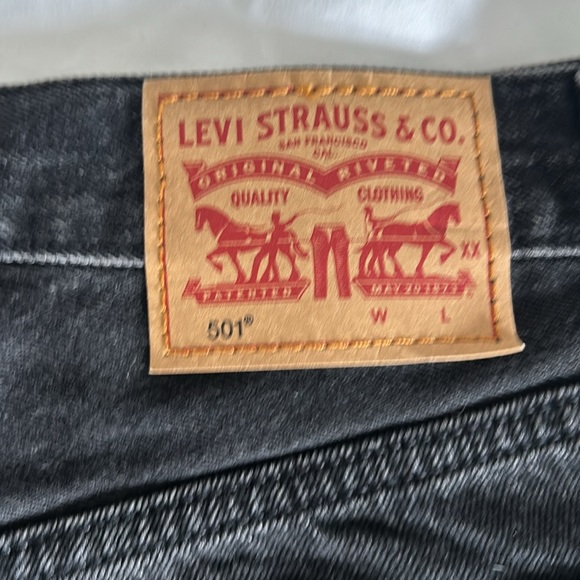 Levi black denim shorts size W 28 never worn - Picture 5 of 7